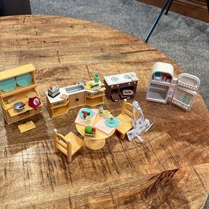 Calico Critters Kitchen: like new. Played in a smoke-free/pet-free home